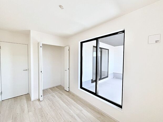 ～Bed Room～  全居室には収納クローゼットを完備！普段使いのお洋服や小物はもちろん、季節物のお洋服などもしっかりと整理整頓おしまい頂けます。  居室空間を広く使用できますね。