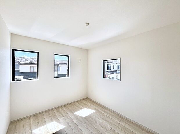 ～Bed Room～　部屋数が多いのが戸建てのメリットです。ご家族が増えたことで手狭に感じていた住まいも戸建てでは各居室プライバシーを保つことができます。住まいにゆとりが生まれ心もリラックスできます♪