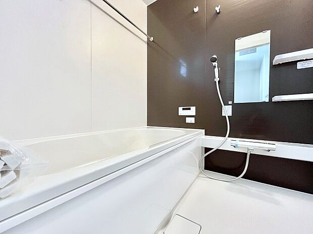 ～Bath Room～　ゆったりと足を伸ばして入浴することが可能！一日の疲れを癒す貴重なバスタイムです。お子様とご一緒でも十分な広さなので、リビングとは違った家族団欒のひと時をお楽しみいただけます。
