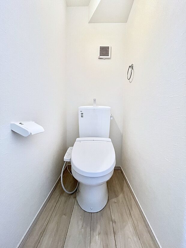～Toilet～　綺麗・スッキリ・快適なウォシュレット付トイレでくつろげる空間です。トイレは毎日使わざるを得ないもの。いつも清潔を保ちたいですね。トイレが2ヶ所あるので朝の混雑時に便利です！