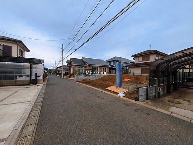 ~Exterior~ 3台以上駐車可能な広々カースペースで、来客時もゆとりをもって対応できます。お友達を呼んでバーベキューを楽しんだり、お子様と遊べるスペースとしても活躍☆