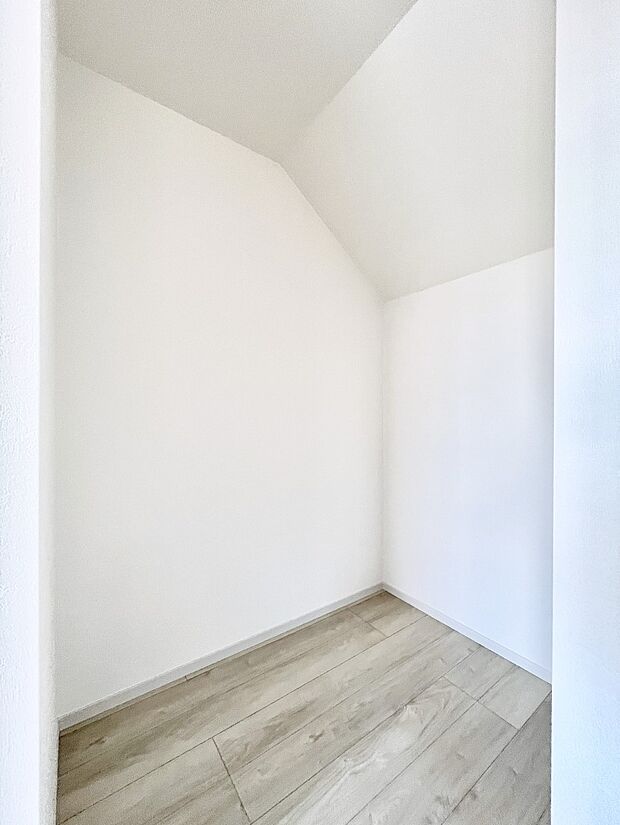 ～Walk-in Closet～　必要なものやコーディネートを一覧して確認でき、身支度や準備が短時間で済むウォークインクローゼットを設置しました。家の中をすっきりとさせる便利な収納スペースです。