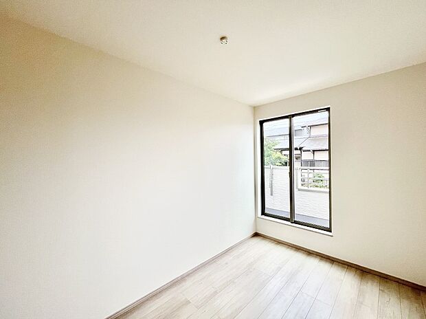 ◆A号棟◆～Bed Room～　木の温もりがやさしいフローリングは安らぎをもたらすプライベート空間。明るめのフローリングですので、壁紙ともマッチし、お部屋を更に広く見せてくれる効果も。