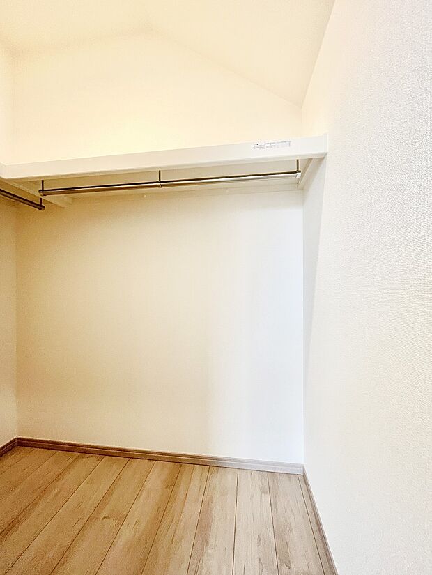 ◆A号棟◆~Walk-in Closet~ たくさんの洋服をかけてもシワになりにくいウォークインクローゼット。洋服以外にも、普段使わない家電やスーツケース、ストック品など何でも片付く嬉しい空間です。
