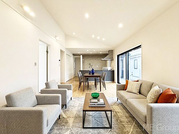 落ち着いた雰囲気のLDKは家族みんなの快適空間※家具はCGです