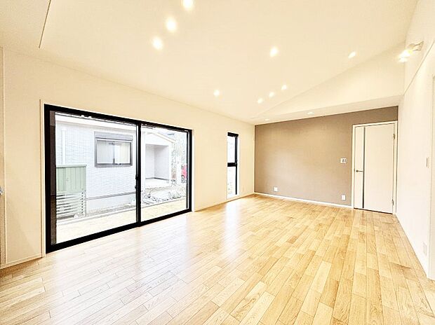 大きな窓からたっぷりの陽光と風を感じられるリビング