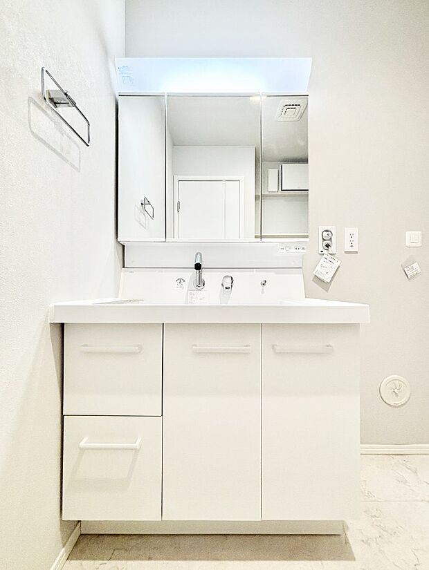 収納力と機能性に優れた洗面化粧台