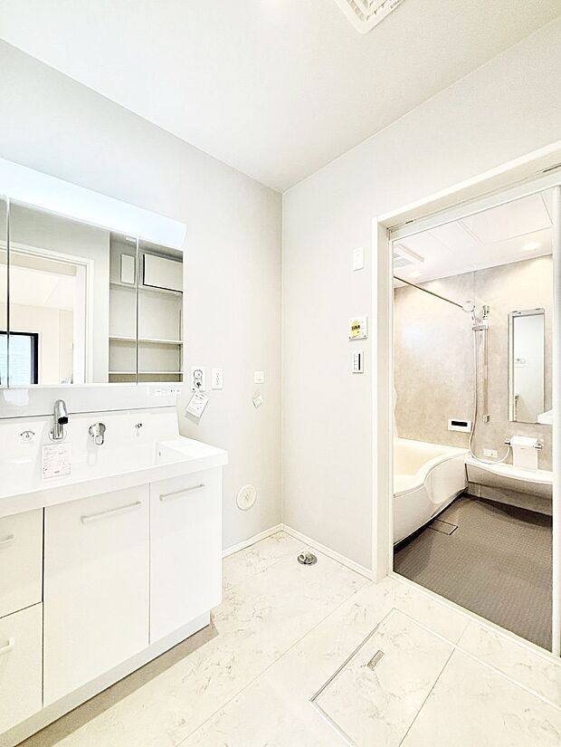 清潔感ある洗面化粧室で朝の身支度も快適