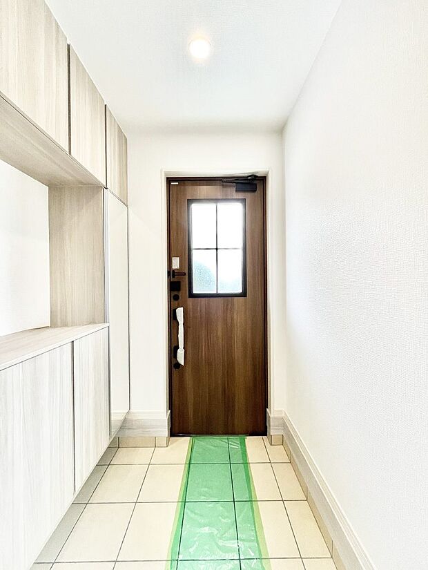 ◆2号棟◆~Entrance~ 家の中でお客様を迎える最初の場所である玄関は、家の印象そのものです!豊富な玄関収納で、常に綺麗に保つことが出来ます♪玄関にはたっぷり収納の下駄箱を完備!