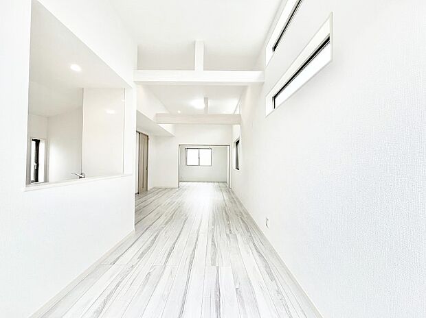 ◆2号棟◆~Living~ 豊かな陽光がこの場所を照らしだす。 光溢れるこの空間はみんなの笑顔が集う場所、時を忘れ、つきることのないたわいもない会話を楽しむ時間、たくさんの思いが綴られる場所。