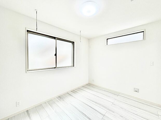 ◆2号棟◆~Bed Room~ 木の温もりがやさしいフローリングは安らぎをもたらすプライベート空間。明るめのフローリングですので、壁紙ともマッチし、お部屋を更に広く見せてくれる効果も。