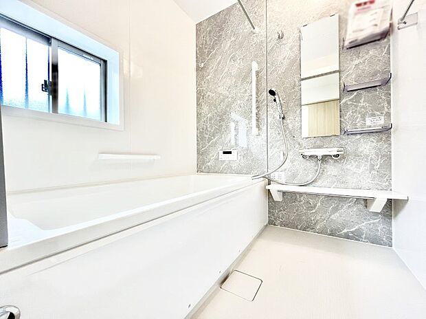 ◆2号棟◆~Bath Room~ 窓付きのバスルームは、採光もあり明るく気持ちの良い空間です。窓があることで、換気環境も良好。ゆったり寛げるバスルームで、毎日のバスタイムが楽しみになりそうです。