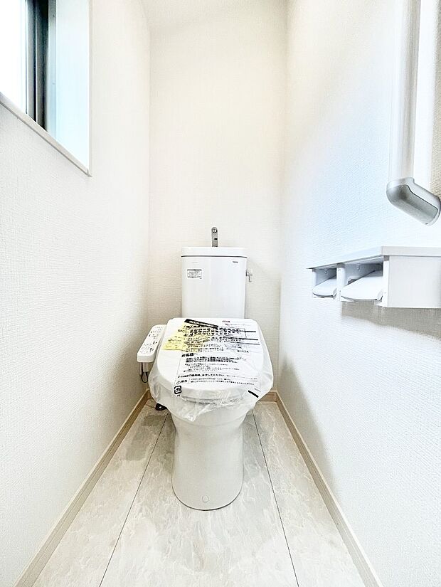 ◆2号棟◆~Toilet~ 綺麗・スッキリ・快適なウォシュレット付トイレでくつろげる空間です。採光もあり明るく、快適空間となっております♪毎日使う場所だからこその配慮です!