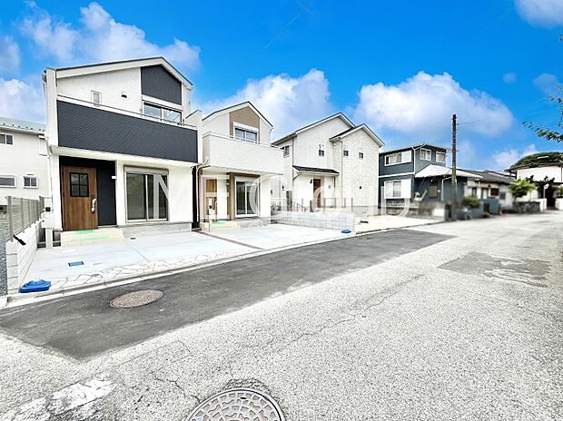 ~Exterior~ 前面道路:北西 6.78m 公道 前面道路は閑静な住宅地をはしる車通りの少ない道路。駐車の出し入れもらくらくです!ご不明点・現地見学のご希望は、お気軽にお問い合わせください!
