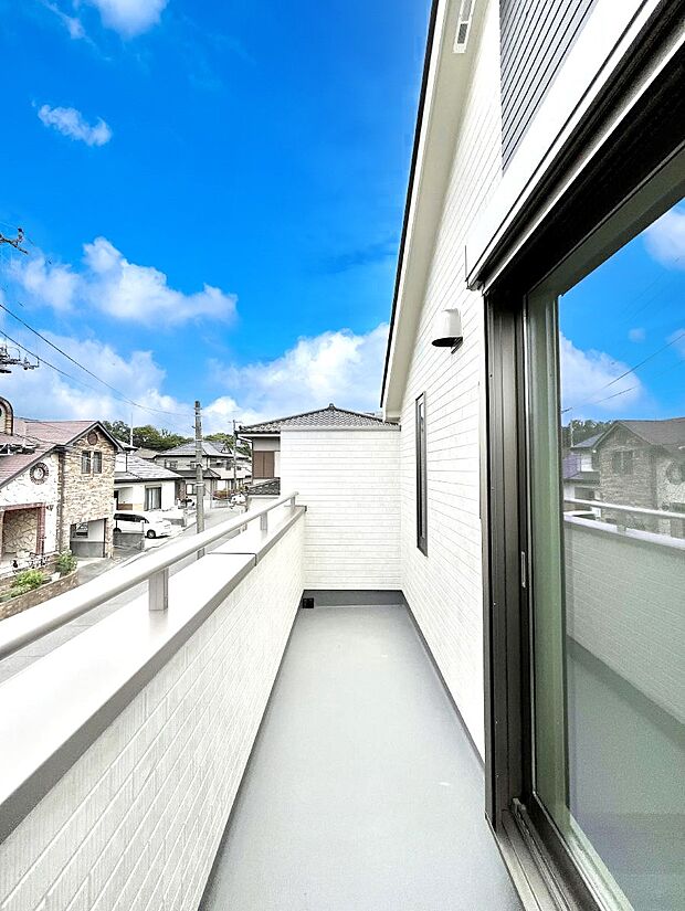 ◆2号棟◆~Balcony~ 大きな空に囲まれた気持ちのいい家。 バルコニーを覗くだけで圧倒的な開放感に包まれます。 バルコニーは陽がさしこみお布団や洗濯物を気持ちよく干すことができます。