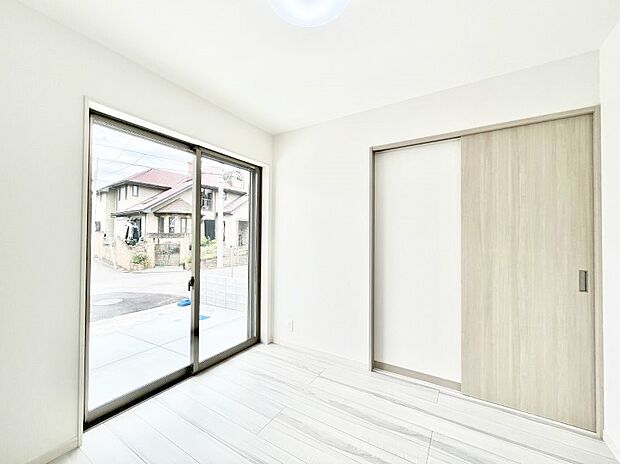 ◆2号棟◆~Bed Room~ マンションと違い部屋数が多いのが戸建てのメリットです。ご家族が増えたことで手狭に感じていた住まいも戸建てでは各居室プライバシーを保つことができます。