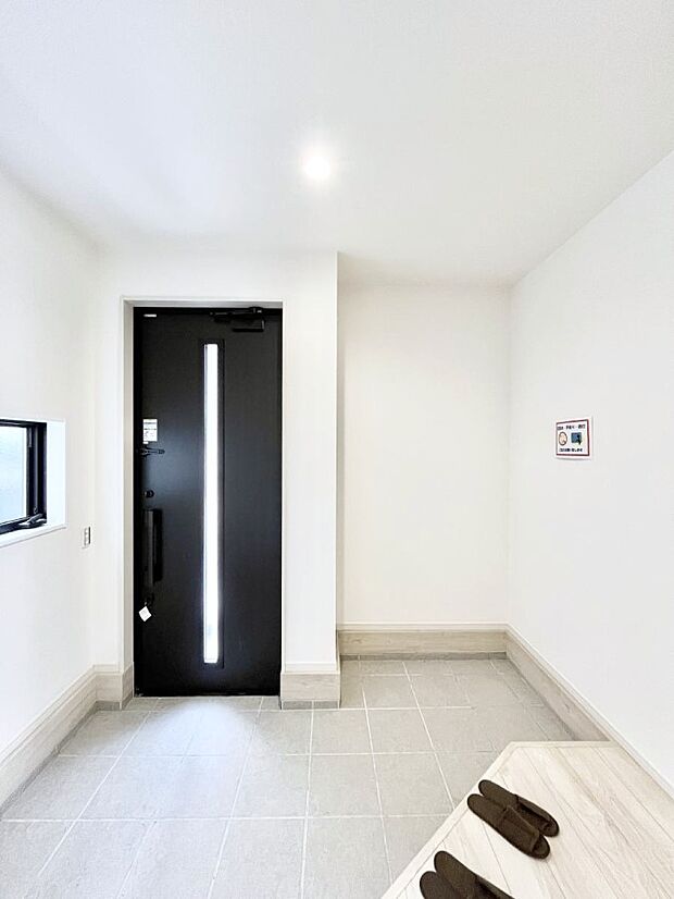 ~Entrance~ 玄関は家の顔といわれますが我が家のセンスをさりげなく感じさせる魅力ある玄関造りも楽しみの一つ。帰宅する度に家族がほっとできる心地よい空間造りも大切ですね♪