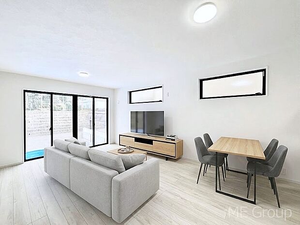 ~Living~ 家族の会話や笑顔が行き交うリビングです。子供が走ってる姿を見ながら、大きなソファやダイニングテーブルでゆったり食事をしたりくつろぎたい♪そんな夢が叶えられる空間です!※家具はCGです