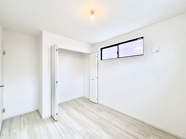 ~Bed Room~ 部屋数が多いのが戸建てのメリットです。ご家族が増えたことで手狭に感じていた住まいも戸建てでは各居室プライバシーを保つことができます。住まいにゆとりが生まれ心もリラックスできます♪