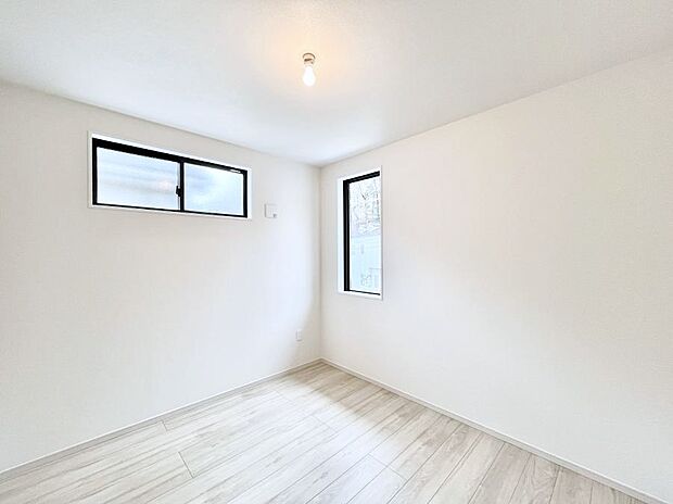 ~Bed Room~ 子供部屋はお子様にとって大変重な役割があります。子供一人で過ごす空間を与えることで、宿題や勉強時間も自然と増えまた自ら部屋の片付けや掃除なども促すことに繋がります。