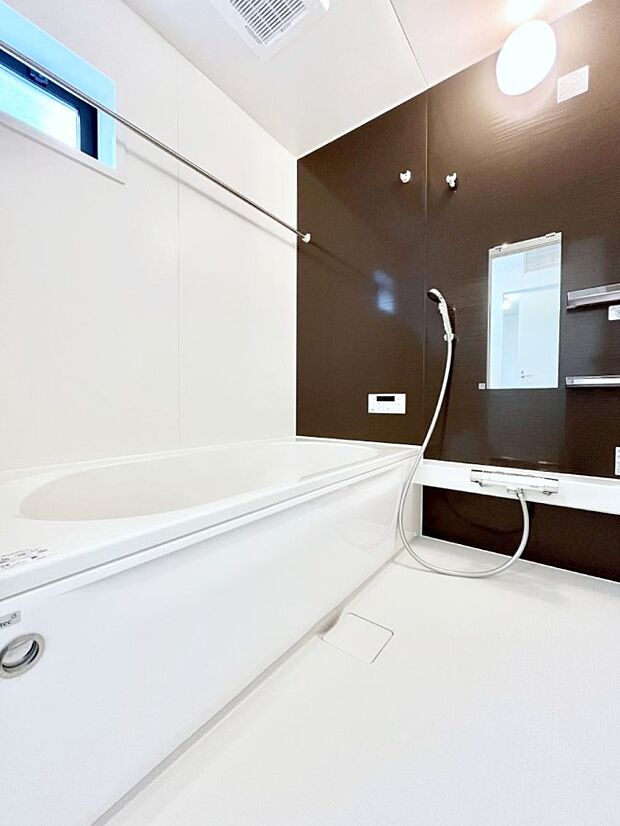 ~Bath Room~ 落ち着いた雰囲気の浴室で明日に向けてリフレッシュ。浴室乾燥機能も付いているので隣の洗濯機置き場で洗い上がった洗濯物を、雨の日も天気を気にせず乾燥させることも可能です。