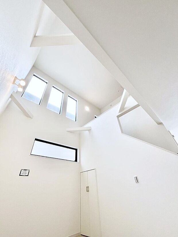 明るい日差しが差し込む吹き抜け設計