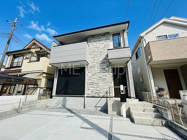 ~Exterior~ 堂々たる趣ながら、主張し過ぎずどこか余裕を感じさせるシャープなフォルムで佇む邸宅は、晴天の空と照らし合わせる事で、本来あるべき完成形の姿を見せてくれます。