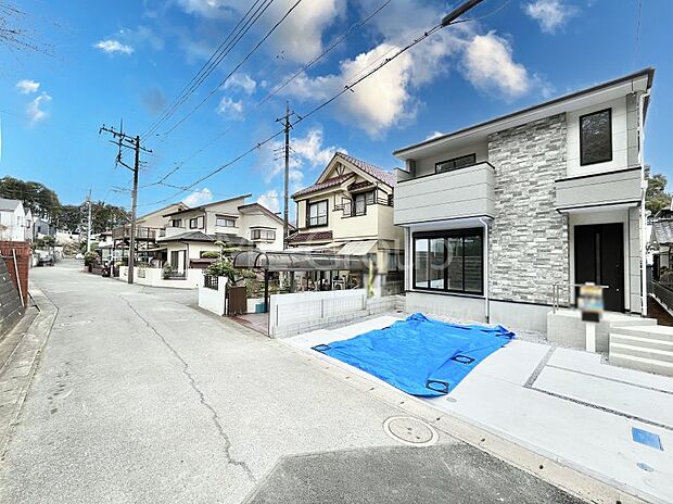 ~Exterior~ 前面道路は閑静な住宅地をはしる車通りの少ない道路。駐車の出し入れもらくらくです!ご不明点・現地見学のご希望は、お気軽にお問い合わせください!