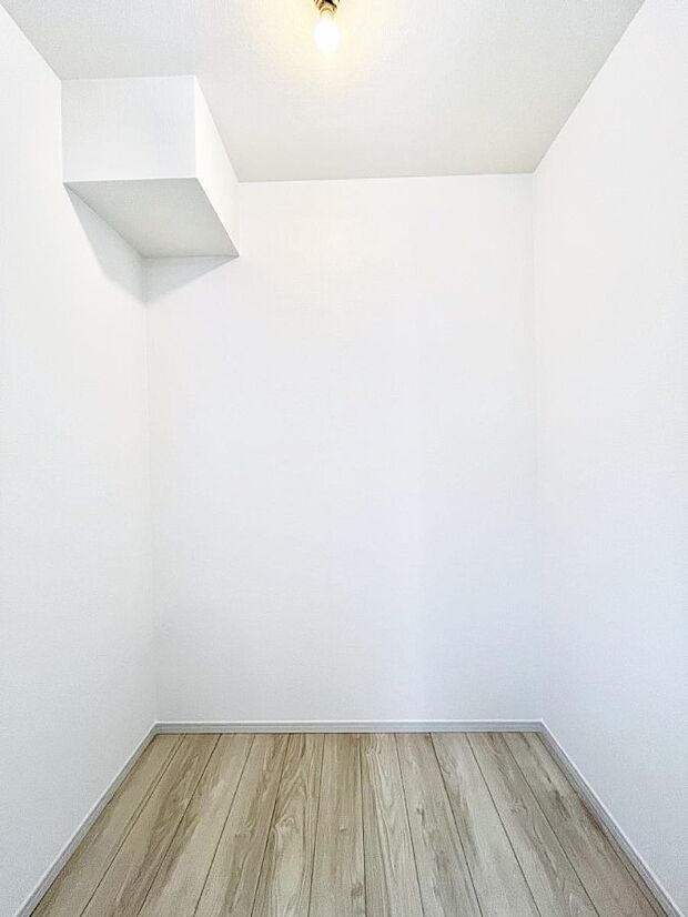 ~Walk-in Closet~ 必要なものやコーディネートを一覧して確認でき、身支度や準備が短時間で済むウォークインクローゼットを設置しました。家の中をすっきりとさせる便利な収納スペースです。