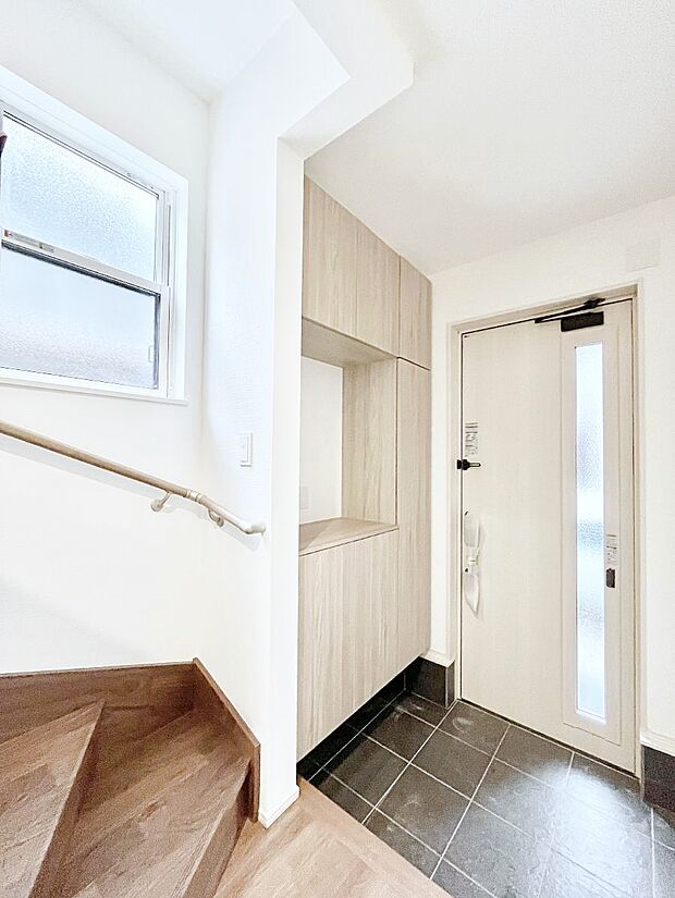 ◆2号棟◆~Entrance~ 家の中でお客様を迎える最初の場所である玄関は、家の印象そのものです!豊富な玄関収納で、常に綺麗に保つことが出来ます♪玄関にはたっぷり収納の下駄箱を完備!