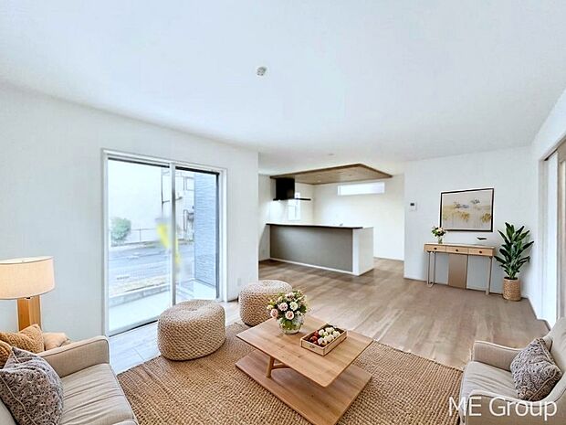 ◆2号棟◆~Living~ 家族の食事や団らんのほか、子どもを遊ばせたり、友人を招いたりするLDKは住まいの中心。長時間過ごす場所だから、その空間は住まい全体の居心地を左右します。※家具はCGです