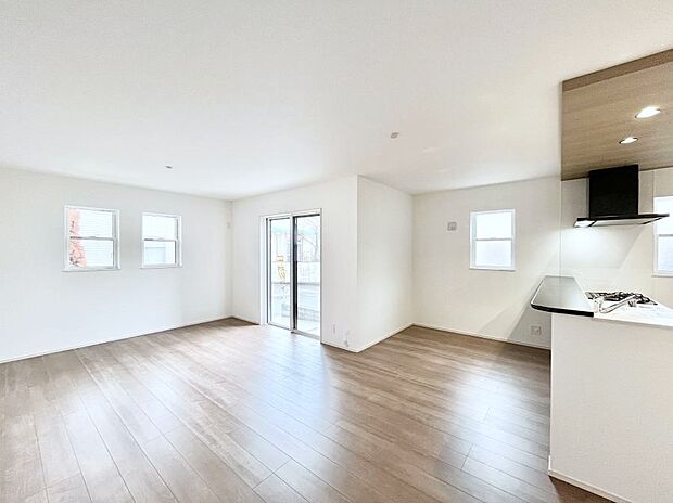 ◆2号棟◆~Living~ 飽きの来ないシンプルでおしゃれなLDK。大きな窓から日差しが差し込むので室内も明るく、家族の憩いの場としてピッタリです。開放感と日当たりの良さを是非ご覧ください!