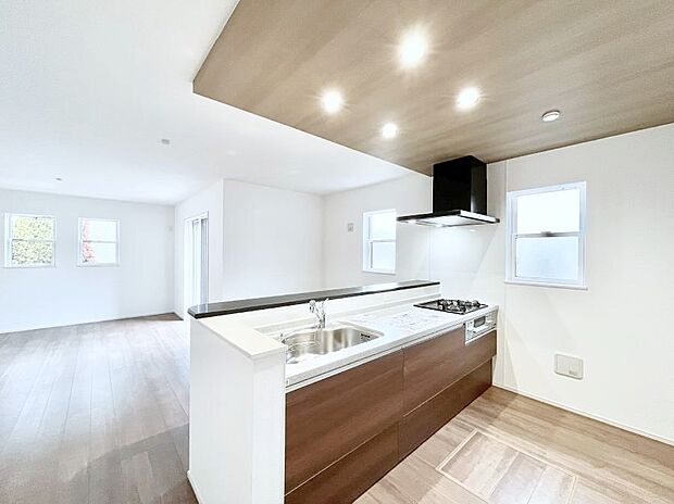 ◆2号棟◆~Kitchen~ 「さぁ今日は何を作ろう」こんなキッチンなら思いっきり料理ができちゃいます。キッチンからはリビングが一望できます。家族がつながるお家がここにございます。