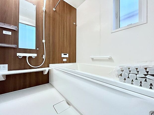 ◆2号棟◆~Bath Room~ 窓付きのバスルームは、採光もあり明るく気持ちの良い空間です。窓があることで、換気環境も良好。ゆったり寛げるバスルームで、毎日のバスタイムが楽しみになりそうです。