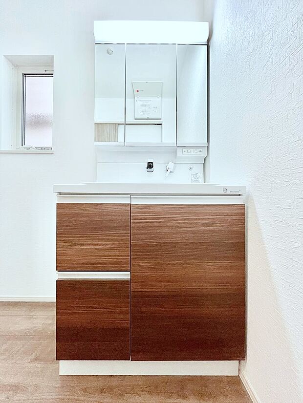 ◆2号棟◆~Dressing Room~ 暗くなりがちな洗面所も窓があると採光と換気が可能なので気持ちよくお使い頂けます。三面鏡タイプの洗面台は鏡裏収納で散らかりがちな洗面所もスッキリ♪