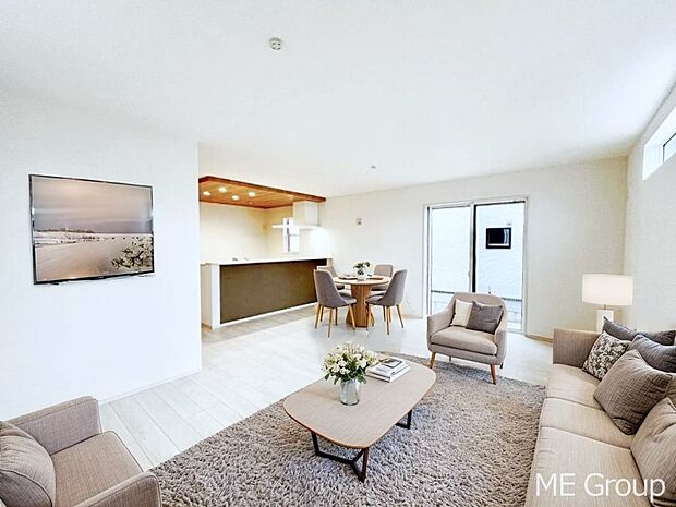 ◆1号棟◆~Living~ 家族の食事や団らんのほか、子どもを遊ばせたり、友人を招いたりするLDKは住まいの中心。長時間過ごす場所だから、その空間は住まい全体の居心地を左右します。※家具はCGです