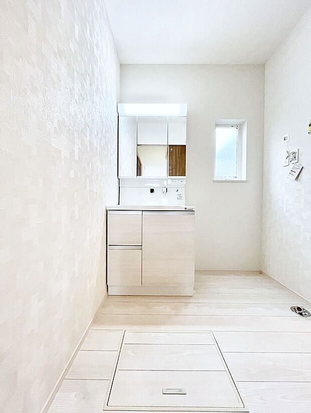 ◆1号棟◆~Dressing Room~ 暗くなりがちな洗面所も窓があると採光と換気が可能なので気持ちよくお使い頂けます。三面鏡タイプの洗面台は鏡裏収納で散らかりがちな洗面所もスッキリ♪