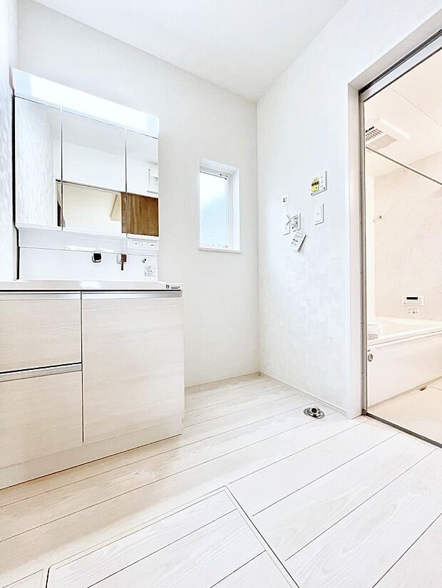 清潔感のある快適空間です。毎日の身支度も気持ち良くお使い頂けます。