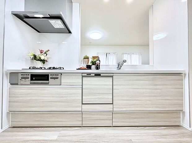 ◆B号棟◆~Kitchen~ 会話が弾むリビング、料理が愉しくなるキッチン。家は、ただ生活する場ではなく、暮らしを愉しく、快適にする場所。笑顔の毎日、安らぎの日々のために、最新の設備・仕様を採用。