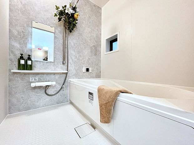◆B号棟◆～Bath Room～　足を伸ばして入浴することが可能！一日の疲れを癒す貴重なバスタイムです。お子様とご一緒でも十分な広さなので、リビングとは違った家族団欒のひと時をお楽しみいただけます。