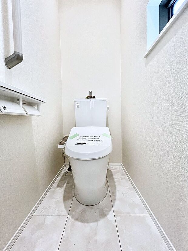 ◆B号棟◆~Toilet~ 綺麗・スッキリ・快適なウォシュレット付トイレでくつろげる空間です。採光もあり明るく、快適空間となっております♪毎日使う場所だからこその配慮です!