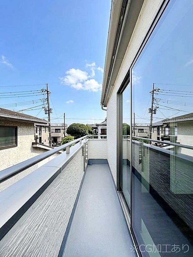 ◆B号棟◆～Balcony～  大きな空に囲まれた気持ちのいい家。  バルコニーを覗くだけで圧倒的な開放感に包まれます。  バルコニーは陽がさしこみお布団や洗濯物を気持ちよく干すことができます。