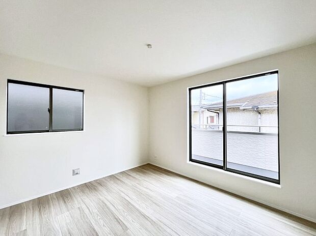 ◆B号棟◆～Bed Room～　2面採光を確保した明るい室内は、風通しも良く、大変居心地の良い空間となっております。爽やかな風を感じて起きる朝は、快適生活の始まりに！日当たりが良い住まい♪