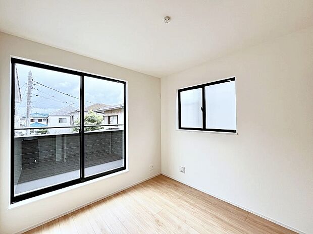 ◆C号棟◆~Bed Room~ マンションと違い部屋数が多いのが戸建てのメリットです。ご家族が増えたことで手狭に感じていた住まいも戸建てでは各居室プライバシーを保つことができます。