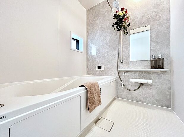 ◆C号棟◆~Bath Room~ 足を伸ばして入浴することが可能!一日の疲れを癒す貴重なバスタイムです。お子様とご一緒でも十分な広さなので、リビングとは違った家族団欒のひと時をお楽しみいただけます。