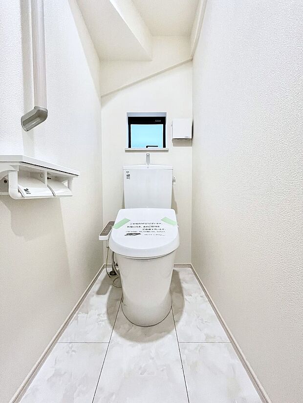 ◆C号棟◆~Toilet~ 清潔感のある水回り♪トイレはウォシュレット付きです◎トイレは毎日使わざるを得ないもの。いつも清潔を保ちたいですね。トイレが2ヶ所あるので朝の混雑時に便利です!