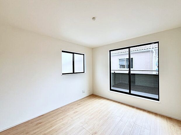 ◆C号棟◆~Bed Room~ 2面採光を確保した明るい室内は、風通しも良く、大変居心地の良い空間となっております。爽やかな風を感じて起きる朝は、快適生活の始まりに!日当たりが良い住まい♪