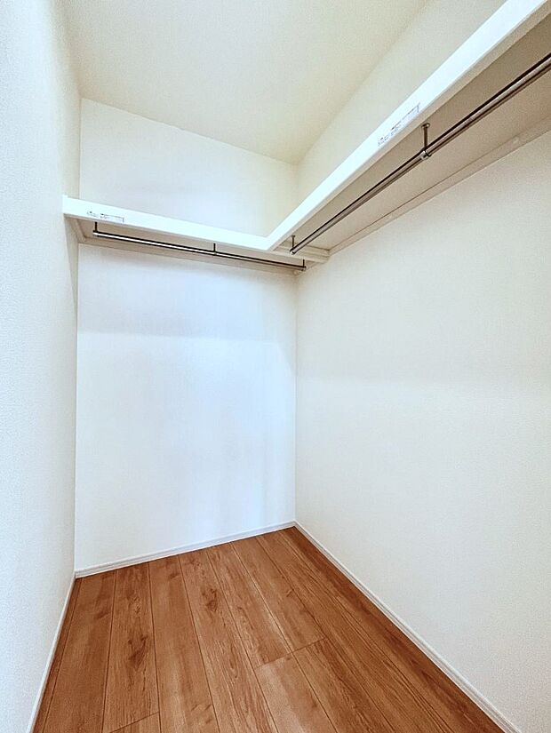 ◆C号棟◆~Walk-in Closet~ たくさんの洋服をかけてもシワになりにくいウォークインクローゼット。洋服以外にも、普段使わない家電やスーツケース、ストック品など何でも片付く嬉しい空間です。