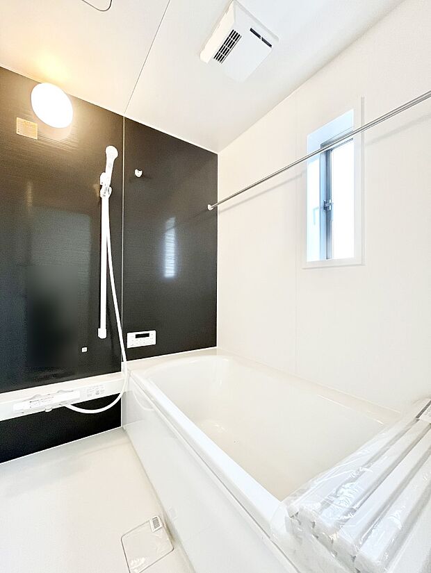◆6号棟◆~Bath Room~ 窓付きのバスルームは、採光もあり明るく気持ちの良い空間です。窓があることで、換気環境も良好。ゆったり寛げるバスルームで、毎日のバスタイムが楽しみになりそうです。