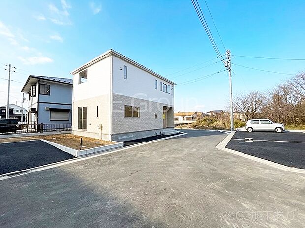 ~Exterior~ 前面道路は閑静な住宅地をはしる車通りの少ない道路。駐車の出し入れもらくらくです!ご不明点・現地見学のご希望は、お気軽にお問い合わせください!